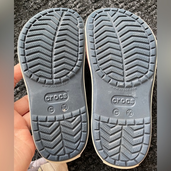 Girls crocs with dinosaur jibbitz- size 10T - Picture 2 of 2